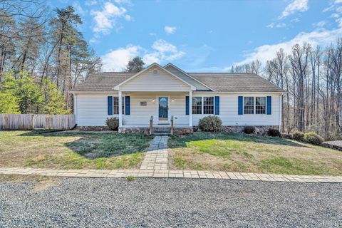 Photo of 1840 Bluewater Drive, Moneta, VA 24121 (MLS # 365012)