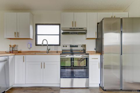 Tiny photo for 195 Dews Road, Hurt, VA 24563 (MLS # 362795)