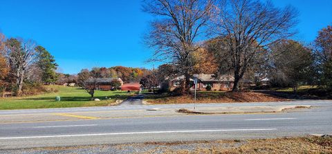 Photo of 424 Oakville Road, Appomattox, VA 24522 (MLS # 360441)