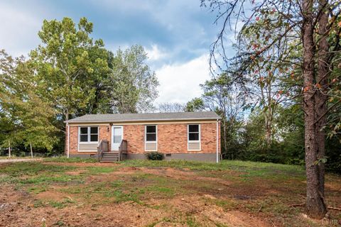 Tiny photo for 329 Stevens St St, Appomattox, VA 24522 (MLS # 362210)