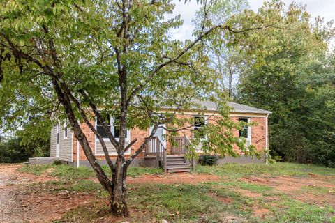Photo of 329 Stevens St St, Appomattox, VA 24522 (MLS # 362210)