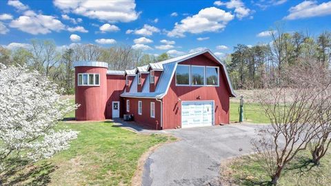 Photo of 103 Crestview Road, Wirtz, VA 24184 (MLS # 362937)