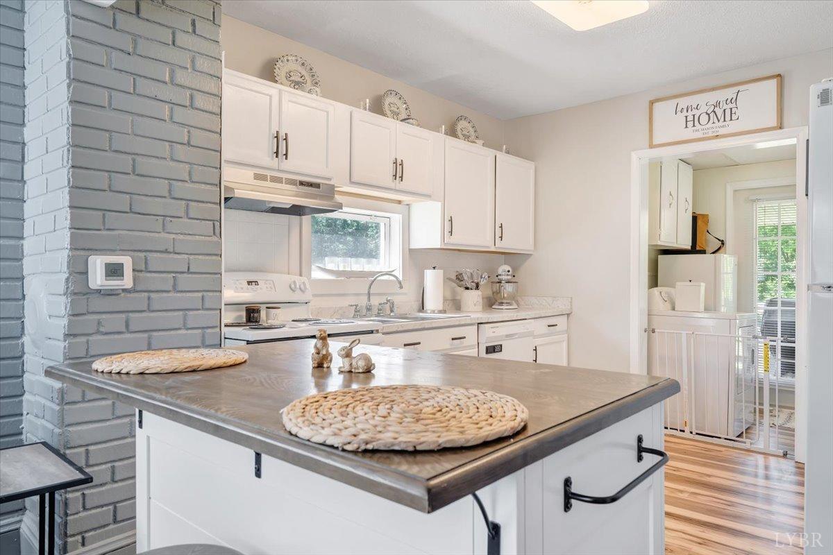 Appomattox, Virginia 24522, United States, 4 Bedrooms Bedrooms, ,4 BathroomsBathrooms,Residential,Pending,53295