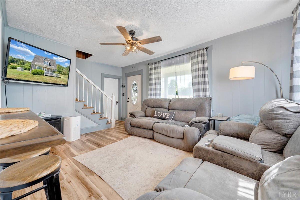 Appomattox, Virginia 24522, United States, 4 Bedrooms Bedrooms, ,4 BathroomsBathrooms,Residential,Pending,53295