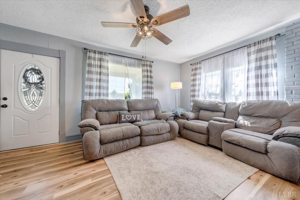 Appomattox, Virginia 24522, United States, 4 Bedrooms Bedrooms, ,4 BathroomsBathrooms,Residential,Pending,53295