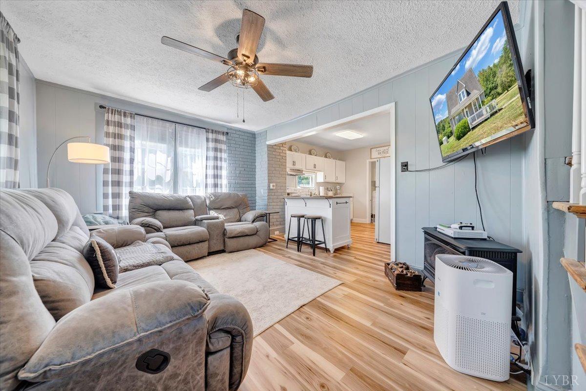 Appomattox, Virginia 24522, United States, 4 Bedrooms Bedrooms, ,4 BathroomsBathrooms,Residential,Pending,53295