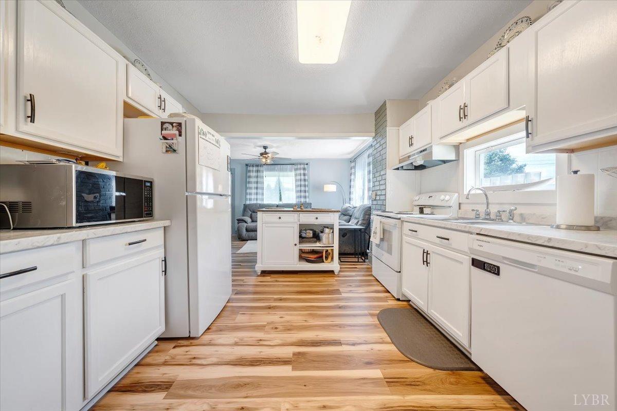 Appomattox, Virginia 24522, United States, 4 Bedrooms Bedrooms, ,4 BathroomsBathrooms,Residential,Pending,53295