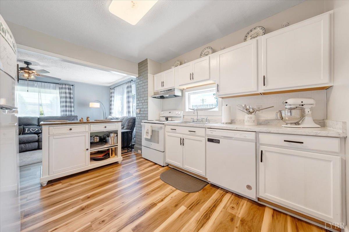 Appomattox, Virginia 24522, United States, 4 Bedrooms Bedrooms, ,4 BathroomsBathrooms,Residential,Pending,53295