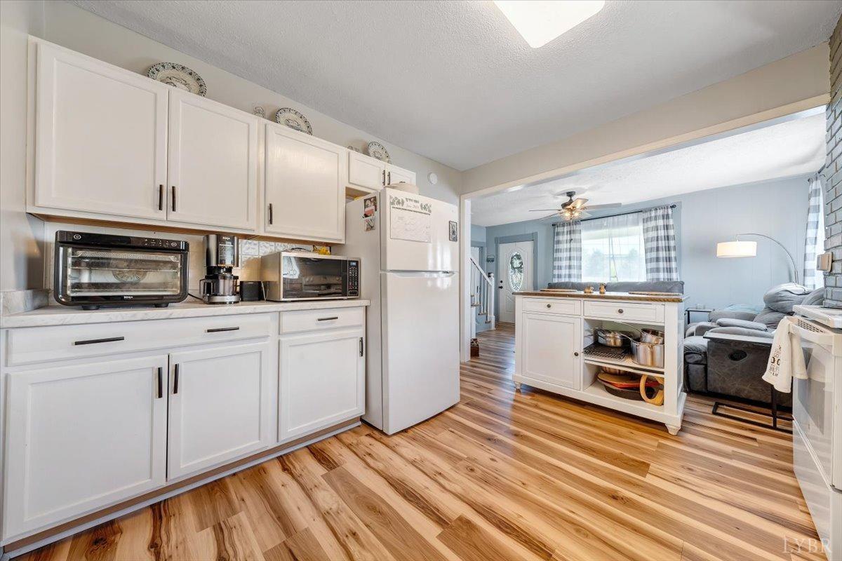 Appomattox, Virginia 24522, United States, 4 Bedrooms Bedrooms, ,4 BathroomsBathrooms,Residential,Pending,53295