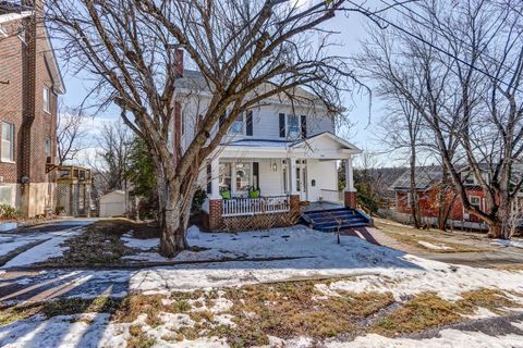 Tiny photo for 809 Byrd Street, Lynchburg, VA 24504 (MLS # 364442)