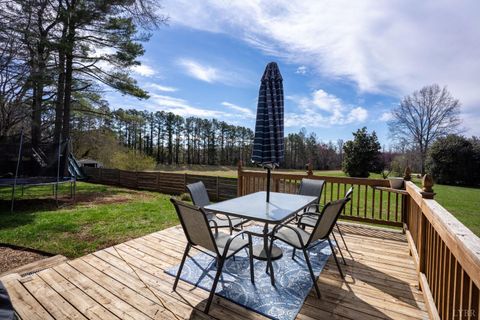 Tiny photo for 126 Maple Street, Appomattox, VA 24522 (MLS # 365057)