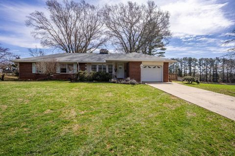 Photo of 126 Maple Street, Appomattox, VA 24522 (MLS # 365057)