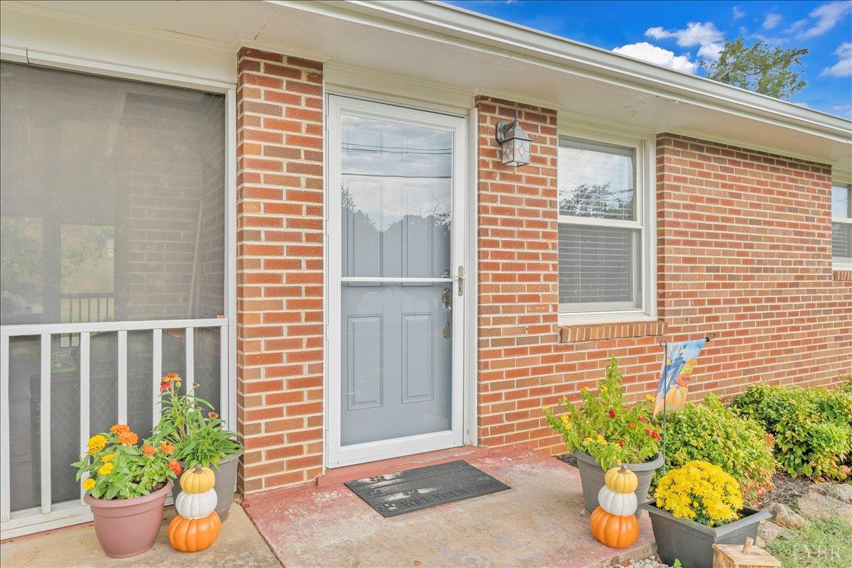 Lynchburg, Virginia 24502, United States, 3 Bedrooms Bedrooms, ,1 BathroomBathrooms,Residential,Pending,211015