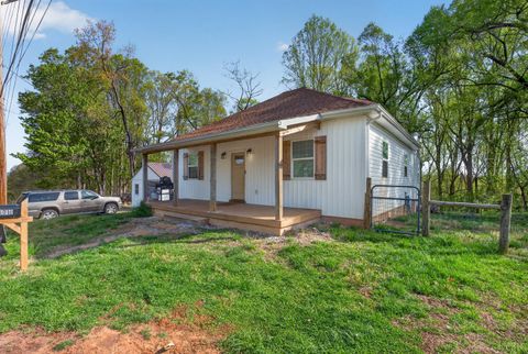 Tiny photo for 3010 Hillview Street, Lynchburg, VA 24501 (MLS # 365653)