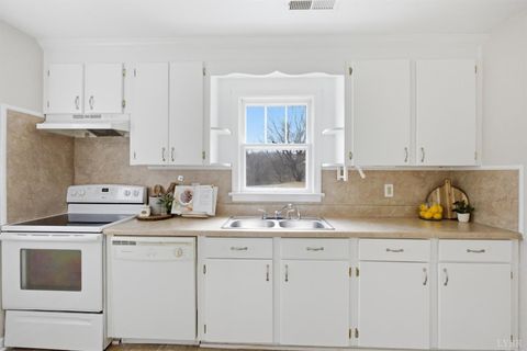 Tiny photo for 3220 Maryland Avenue, Lynchburg, VA 24501 (MLS # 364756)