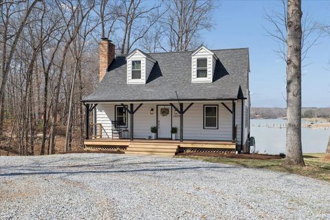 Photo of 1009 Guardian Circle, Huddleston, VA 24104 (MLS # 365014)