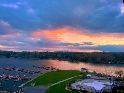 Tiny photo for 1019 Mariners Way Way #30, Huddleston, VA 24104 (MLS # 364102)