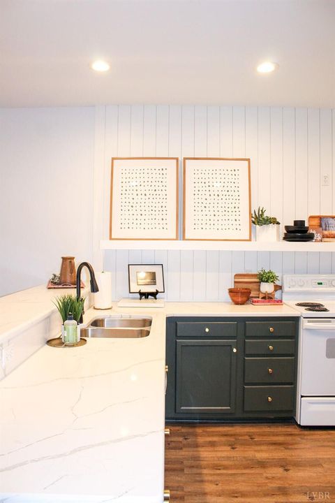 Tiny photo for 1019 Mariners Way Way #30, Huddleston, VA 24104 (MLS # 364102)