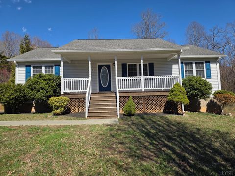 Photo of 229 Lee Grant Avenue, Appomattox, VA 24522 (MLS # 364919)