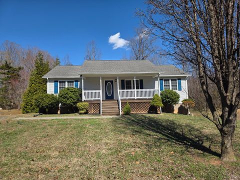 Tiny photo for 229 Lee Grant Avenue, Appomattox, VA 24522 (MLS # 364919)