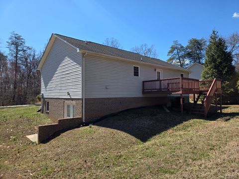 Tiny photo for 229 Lee Grant Avenue, Appomattox, VA 24522 (MLS # 364919)