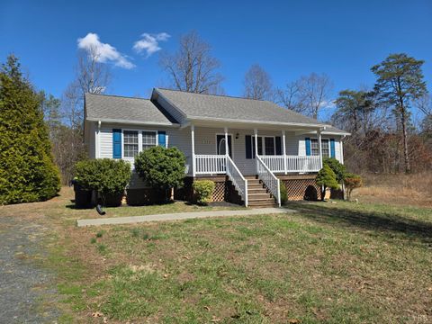 Tiny photo for 229 Lee Grant Avenue, Appomattox, VA 24522 (MLS # 364919)