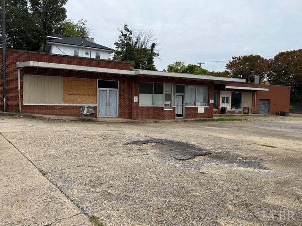 Photo for 2300 Fort Avenue, Lynchburg, VA 24501 (MLS # 361996)