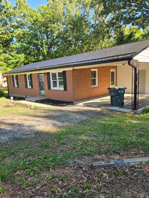 Tiny photo for 307 Hunter Road RD, Brookneal, VA 24528 (MLS # 366791)