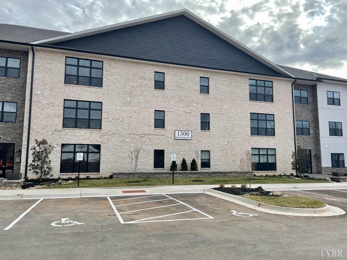 1300 Stoney Ridge Blvd Blvd #206, Forest, Virginia image 1
