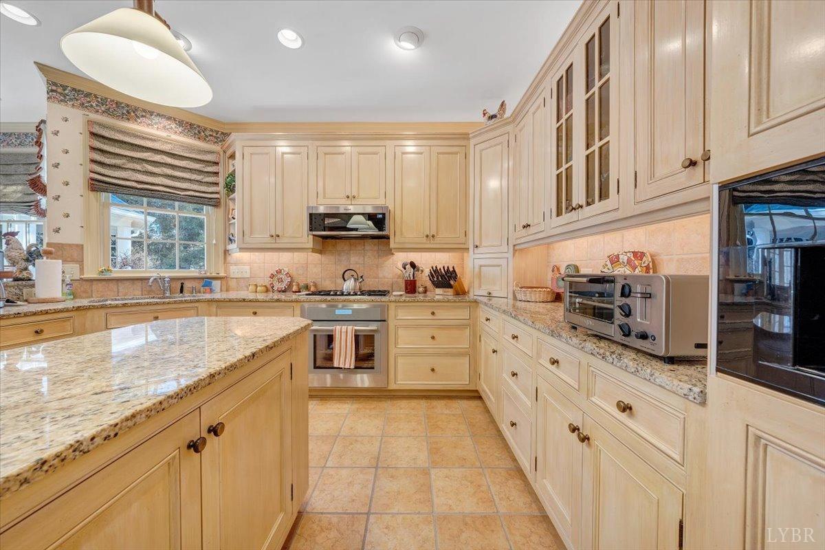 Lynchburg, Virginia 24503, United States, 4 Bedrooms Bedrooms, ,5 BathroomsBathrooms,Residential,Pending,11598