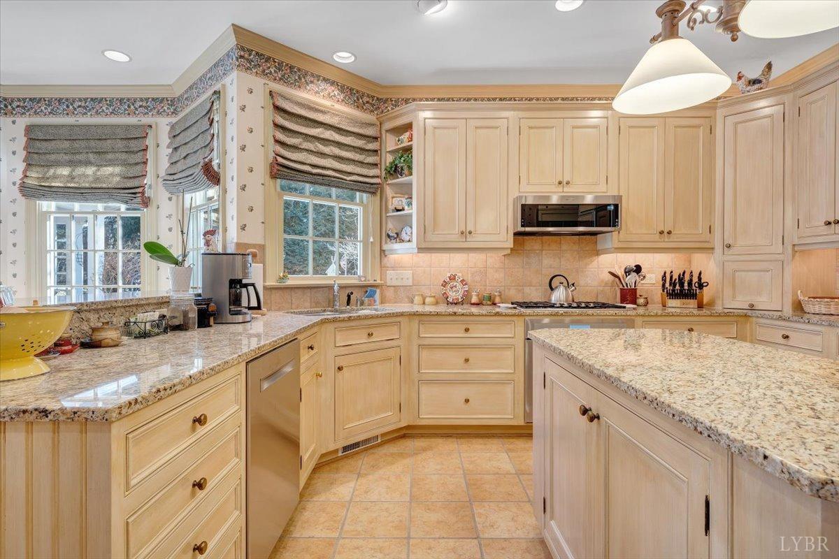 Lynchburg, Virginia 24503, United States, 4 Bedrooms Bedrooms, ,5 BathroomsBathrooms,Residential,Pending,11598