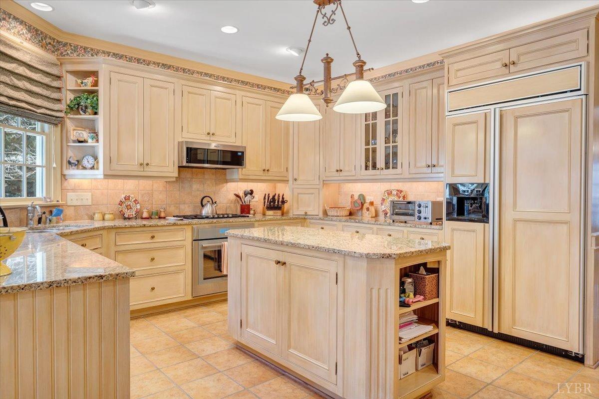 Lynchburg, Virginia 24503, United States, 4 Bedrooms Bedrooms, ,5 BathroomsBathrooms,Residential,Pending,11598