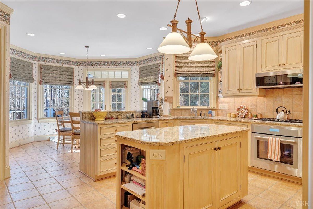 Lynchburg, Virginia 24503, United States, 4 Bedrooms Bedrooms, ,5 BathroomsBathrooms,Residential,Pending,11598