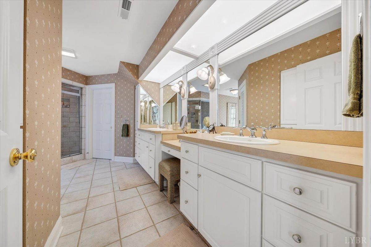 Lynchburg, Virginia 24503, United States, 4 Bedrooms Bedrooms, ,5 BathroomsBathrooms,Residential,Pending,11598