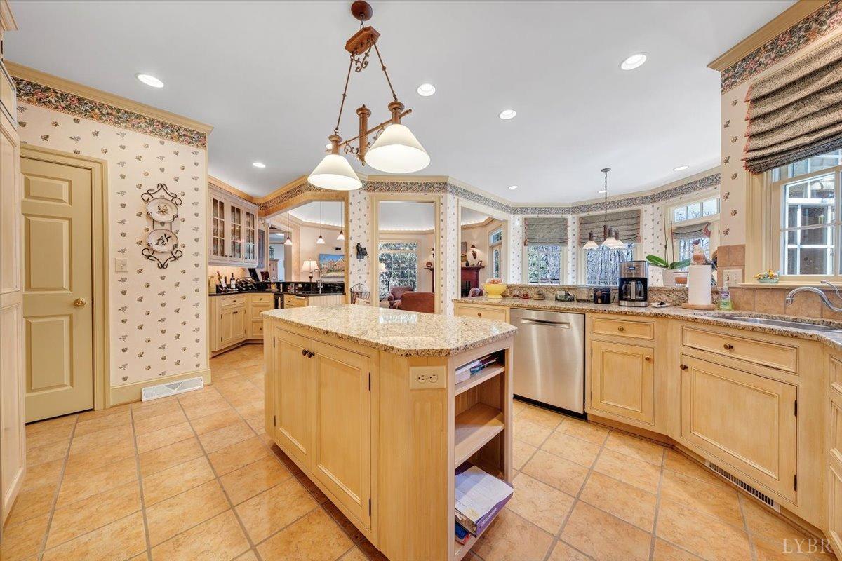 Lynchburg, Virginia 24503, United States, 4 Bedrooms Bedrooms, ,5 BathroomsBathrooms,Residential,Pending,11598