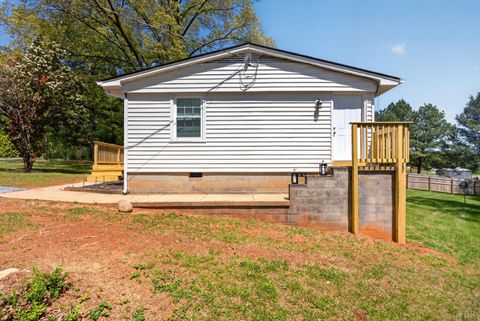 Tiny photo for 3537 Bell Town Rd, Bedford, VA 24523 (MLS # 365932)