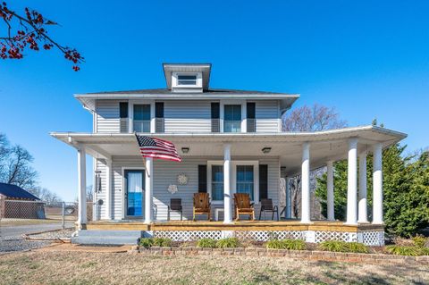 Photo of 1215 Longwood Avenue, Bedford, VA 24523 (MLS # 364144)
