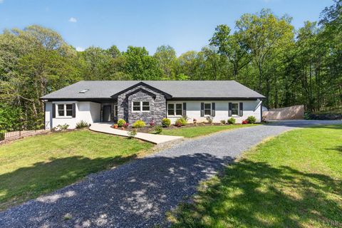 Tiny photo for 1161 Deer Creek Drive Dr, Bedford, VA 24523 (MLS # 365905)