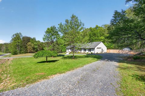 Tiny photo for 1161 Deer Creek Drive Dr, Bedford, VA 24523 (MLS # 365905)