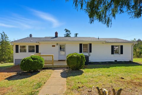 Photo of 1071 Settlersway Lane, Goode, VA 24556 (MLS # 363457)