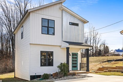 Photo of 2713 Rainbow Circle, Lynchburg, VA 24501 (MLS # 364197)