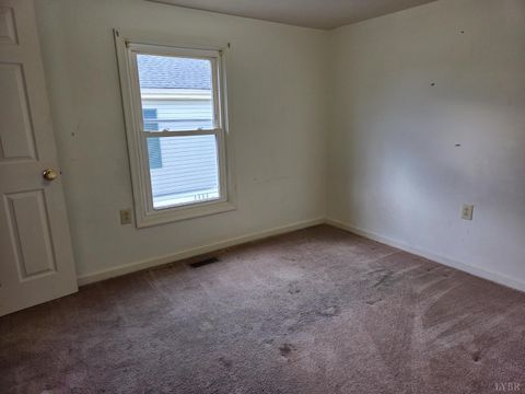 Tiny photo for 403 W King St, Bedford, VA 24523 (MLS # 363067)