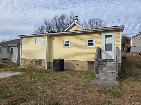 Tiny photo for 403 W King St, Bedford, VA 24523 (MLS # 363067)