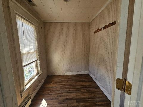 Tiny photo for 314 E Hawthorne Street, Covington, VA 24426 (MLS # 365418)