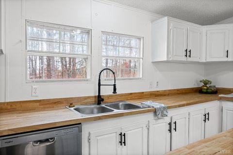 Tiny photo for 5060 Ridgeway Rd Rd, Vernon Hill, VA 24597 (MLS # 363044)