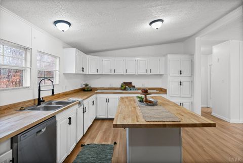 Tiny photo for 5060 Ridgeway Rd Rd, Vernon Hill, VA 24597 (MLS # 363044)