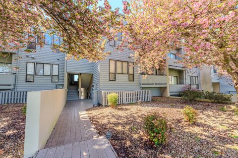 Tiny photo for 25 Clubhouse Towers Circle #707, Moneta, VA 24121 (MLS # 365498)