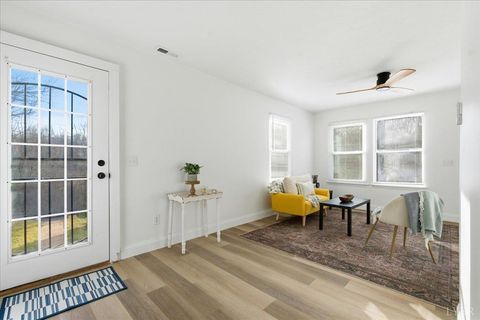 Tiny photo for 442 W King St St, Bedford, VA 24523 (MLS # 364720)