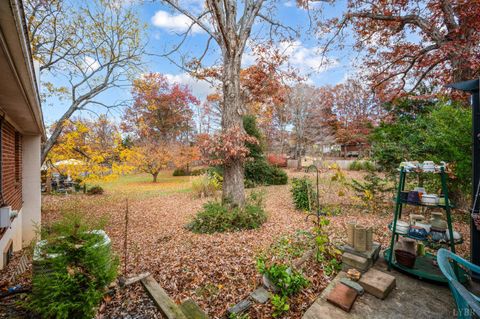 Tiny photo for 423 Woodland Cir Cir, Lynchburg, VA 24502 (MLS # 363068)