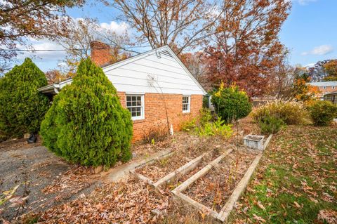 Tiny photo for 423 Woodland Cir Cir, Lynchburg, VA 24502 (MLS # 363068)